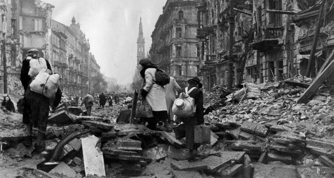 Warszawa, początek października 1944. Cywilni mieszkańcy na pozostałościach barykady na ulicy Marszałkowskiej opuszczają miasto po kapitulacji powstania warszawskiego.