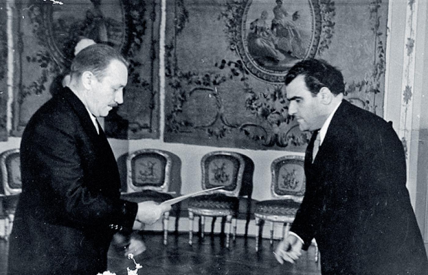 1948 r., Israel Barzilaj  (po prawej) składa listy uwierzytelniające  na ręce Bolesława Bieruta