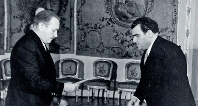 1948 r., Israel Barzilaj (po prawej) składa listy uwierzytelniające na ręce Bolesława Bieruta.