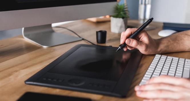 Projektowanie wspomagane komputerowo uprawiane jest już od lat 40., ale pod strzechy pracowni architektonicznych trafiło z chwilą narodzin komputerów osobistych.