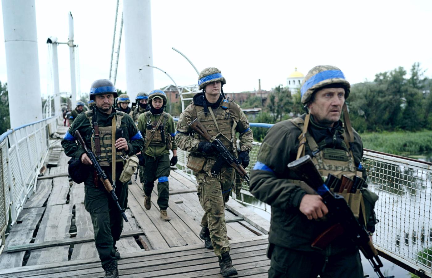 Ukraińskie wojsko na moście w Iziumiu, 14 września 2022 r.