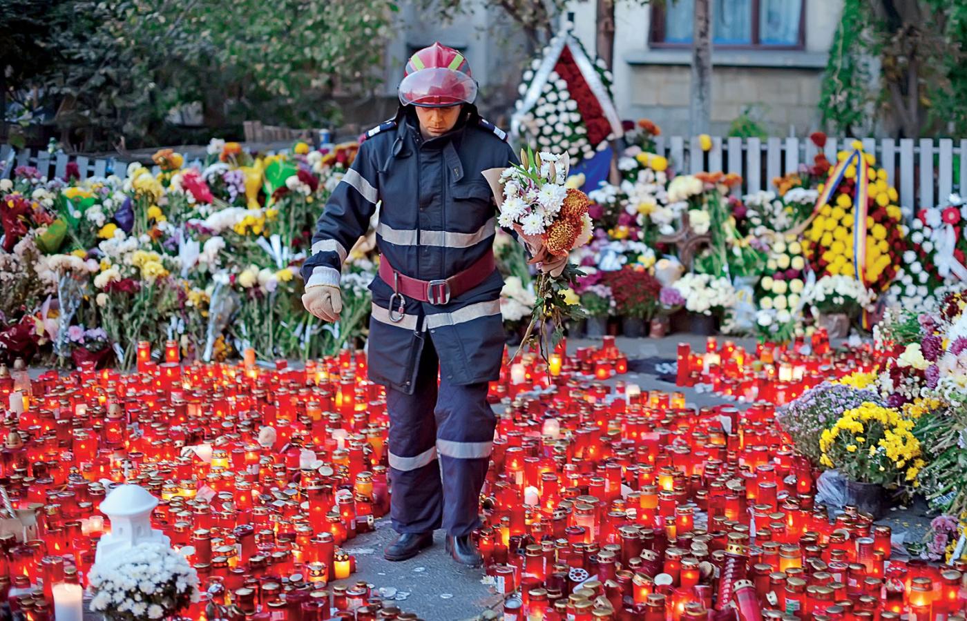 Wokół klubu Colectiv, gdzie doszło do tragicznego pożaru, wstrząśnięci mieszkańcy pozostawili morze kwiatów i lampek.