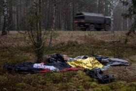„Dla mnie decyzja o wywożeniu ludzi do zimnego lasu, na śmierć, jest zbrodnicza. Ta zbrodnia ciąży na przywódcach PiS, my nie musimy się na to godzić”.