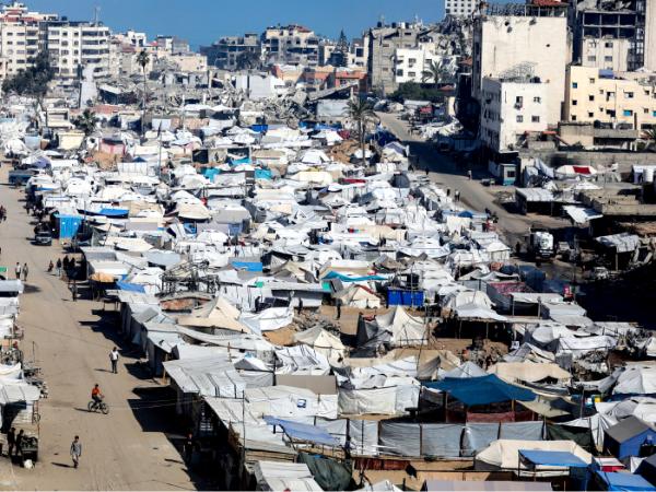 Obóz dla przesiedlonych wewnętrznie mieszkańców w mieście Gaza, 7 maja 2025 r.