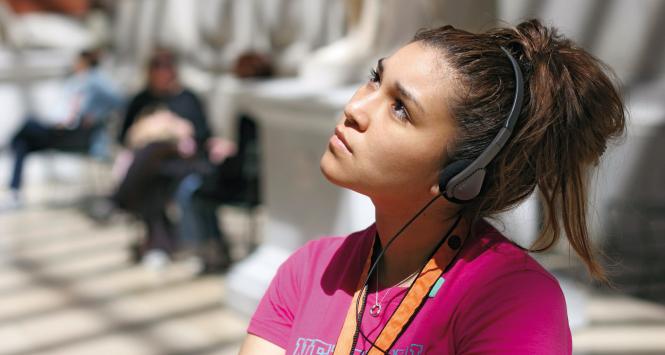 Podwójną rewolucję przyniósł przełom wieków. Na rynek trafiły pierwsze odtwarzacze mp3, a wkrótce symbolem muzycznej cyfryzacji został iPod.