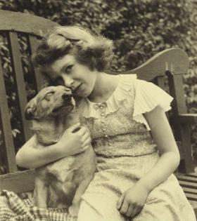 Księżniczka Elżbieta z Dookie, swoim pierwszym psem, w 1936 roku.Królowa Elżbieta II przez całe życie miała wielką słabość do psów rasy Welsh corgi cardigan. W sumie miała ich ponad 30. Teraz posiada już tylko dwa psy i nie planuje sprawiać sobie kolejnych.