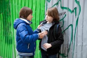 Środowisko rówieśników to najważniejszy krąg odniesienia dla nastolatków. Ofiary przemocy rówieśniczej ponad siedmiokrotnie częściej niż inne dzieci chcą się zabić lub okaleczyć.