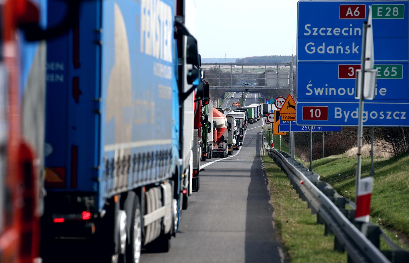 Dzisiejsza sytuacja na polsko-niemieckiej granicy przypomina tę sprzed dwóch miesięcy, kiedy to czas oczekiwania na wjazd do Polski wynosił nawet kilkadziesiąt godzin.