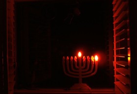 Chanukija pełna blasku w pierwszy dzień świąteczny