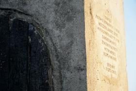 Napis na pomniku pamięci. Z drugiej strony tego obelisku znajduje się wykuty tekst modlitwy za zmarłych.