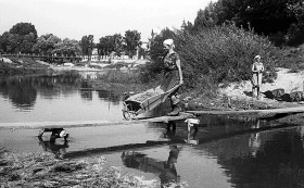 Ostrowiec Świętokrzyski, 1962. Powódź, praca zespołowa. A gdzie ci mężczyźni?