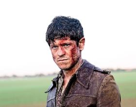 Iwan Rheon jako Jan Zumbach w brytyjskiej produkcji „303. Bitwa o Anglię”.