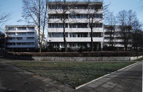Sady Żoliborskie zaprojektowane przez wybitną architekt Halinę Skibniewską są odpowiedzią na panującą w PRL-u manię wielkości i wznoszenia osiedli Wielkiej Płyty