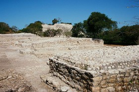 Zrekonstruowane pozostałości platform ceremonialnych, placów i boisk na wyspie Jaina w Meksyku.