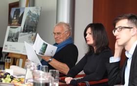 Posiedzenie jury w dniu 16 maja 2012 r.– od lewej: Janusz Głowacki, Ewa P. Porębska i Grzegorz Piątek.