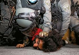 Palestyńscy demonstranci szukali schronienia na terenie meczetu Al-Aksa, ale izraelska policja wdarła się do środka i użyła gazu łzawiącego.