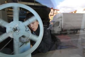 Mechanizmy projektora filmowego przyciągają chłopców.