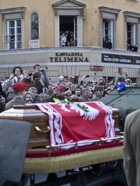 Po katastrofie polskie państwo potrafiło działać tylko na poziomie elementarnym. Pochowało zmarłych.