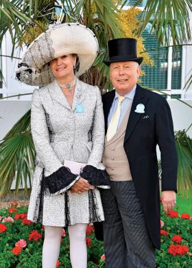 Julian Fellowes (z żoną Emmą), scenarzysta serialu „Downton Abbey”, aktor, reżyser i powieściopisarz. Autor bestselleru „Czas przeszły niedoskonały”.