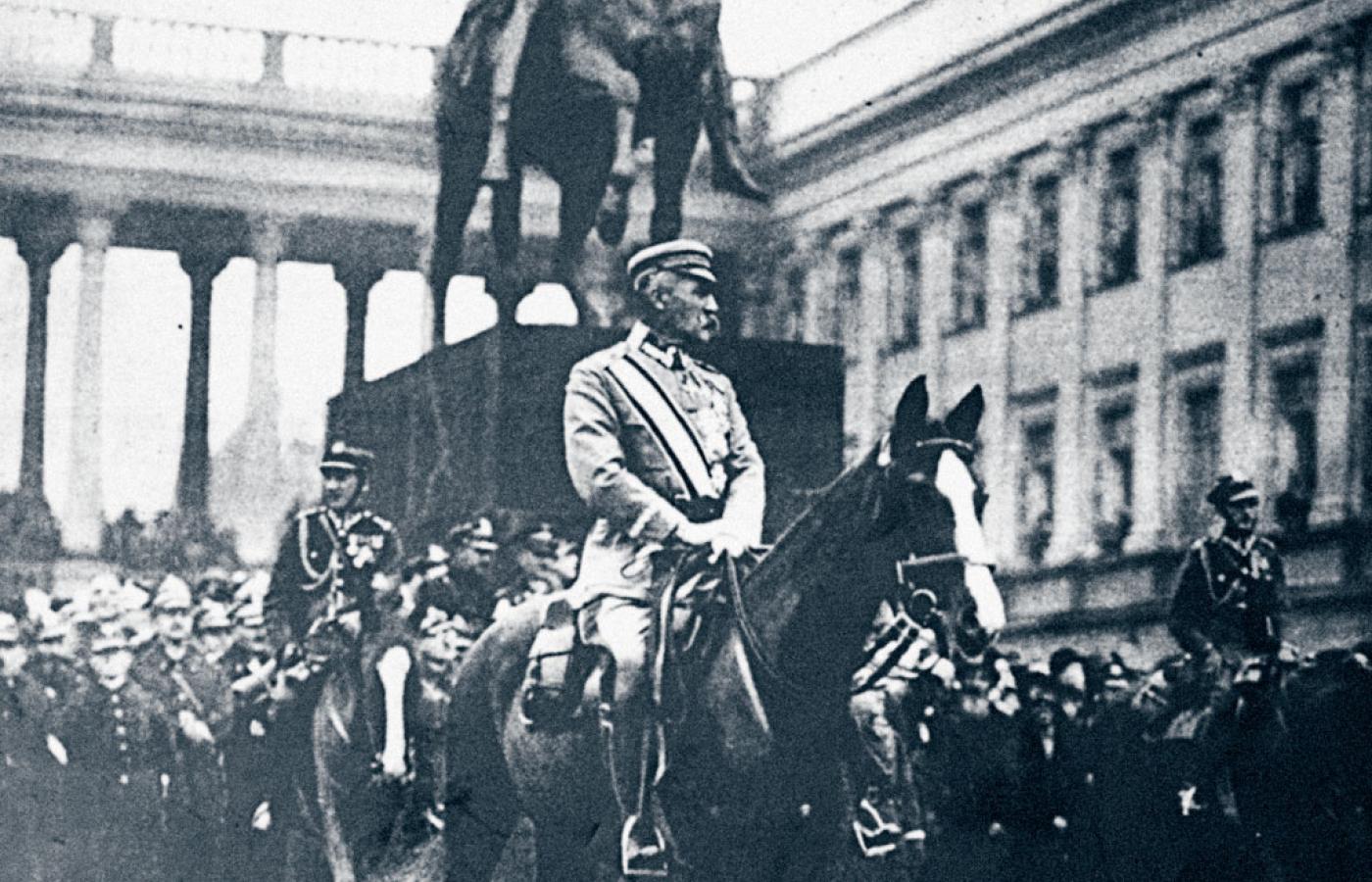 Józef Piłsudski na Kasztance przyjmuje w Warszawie defiladę w Święto Niepodległości, 11 listopada 1926 r.