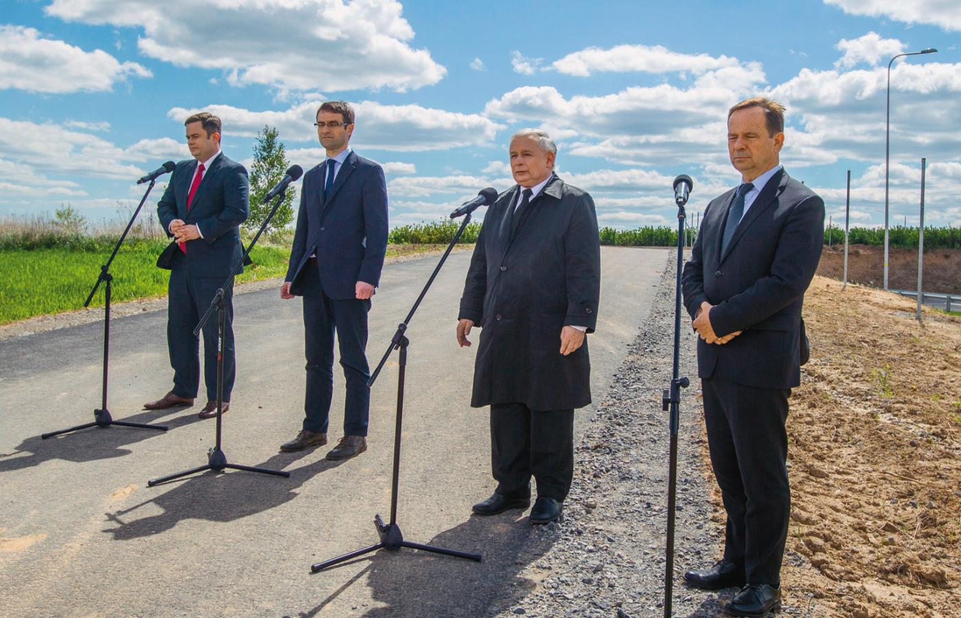Obrazki z kampanii: prezes PiS z obstawą na niedokończonej drodze ekspresowej w Świlczy.