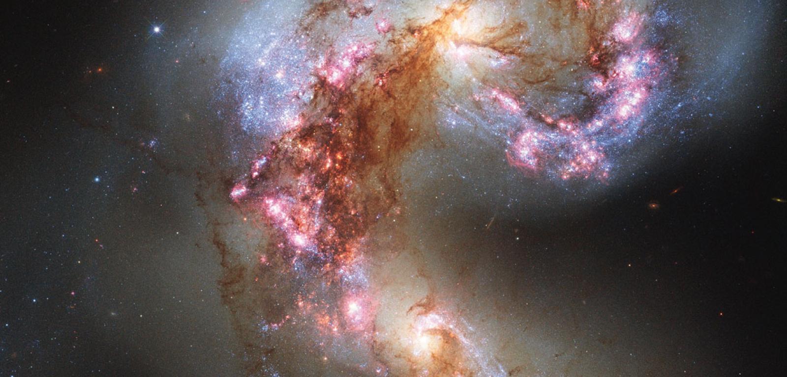 Galaktyka Czułki, czyli układ dwóch zderzających się galaktyk.