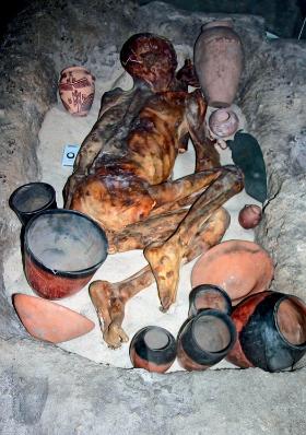 Pochówek mężczyzny z Okresu Predynastycznego, ciało w płytkim grobie w piasku pustyni uległo naturalnej mumifikacji.