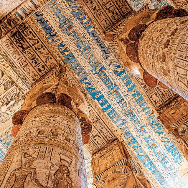 Barwna inskrypcja hieroglificzna na suficie w świątyni bogini Hathor w Denderze (I w. p.n.e.).