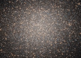 Gromada kulista Omega Centauri. 15 tys. lat świetlnych od nas. Największa gromada kulista towarzysząca Drodze Mlecznej. Zawiera 10 milionów gwiazd. Rozciąga się na obszarze 150 tys. lat świetlnych. W środku ma ogromną czarną dziurę ( 40 tys. mas Słońca).