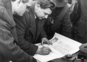 Warszawa, grudzień 1948. Sztafeta Związku Młodzieży Polskiej zorganizowana z okazji Kongresu Zjednoczeniowego PPR i PPS.