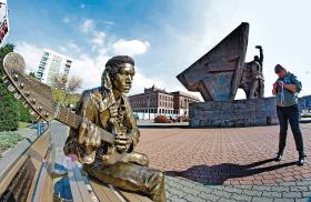 Ławeczka Jimiego Hendrixa (Dąbrowa Górnicza).