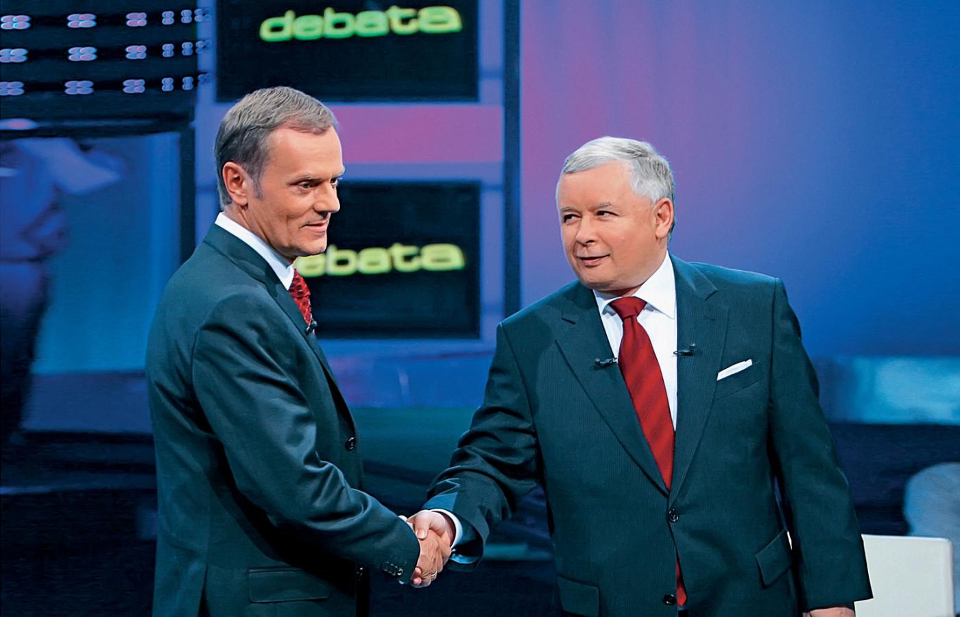 Donald Tusk i Jarosław Kaczyński podczas przedwyborczej debaty w 2007 r.