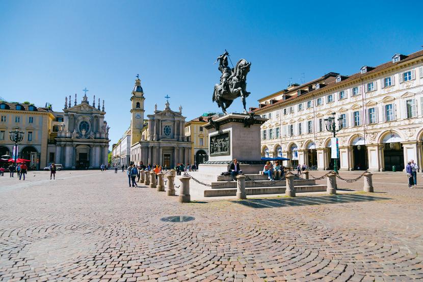 Piazza San Carlo, centrum życia towarzyskiego. Pomnik księcia Emanuel Filiberta i kościoły św. Krystyny (z lewej) i św. Karola Boromeusza.
