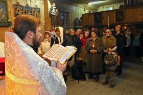 To święto wszystkich chrześcijan. Styczniowe, prawosławne nabożeństwo dla turystów ze wschodu w kościółku na Pęksowym Brzysku. Zakopane, 2011 r.
