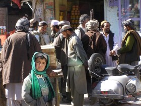 Jak oni wykarmiają tyle dzieci? Wcale ich nie karmią. Zostawiają samopas.