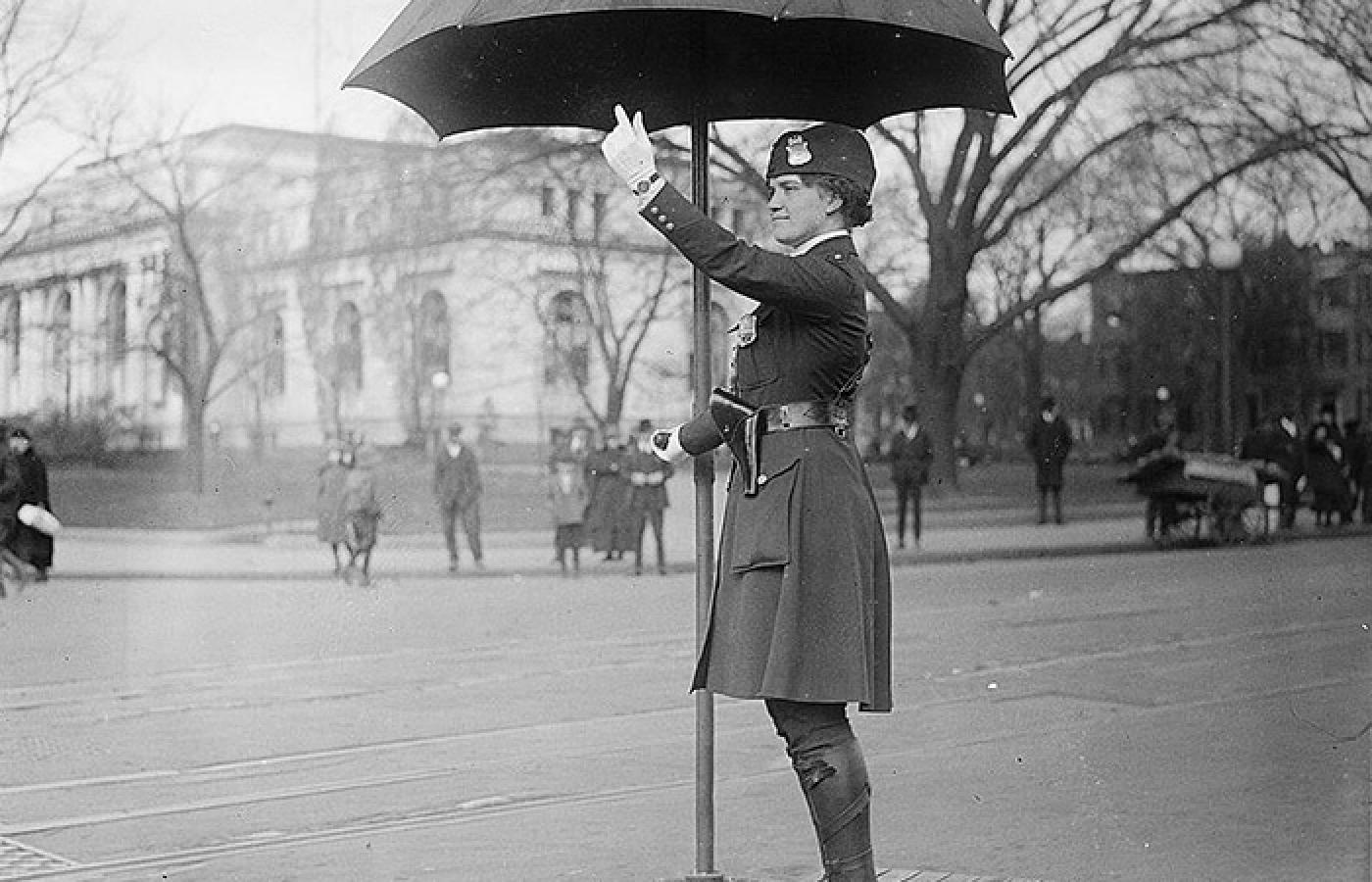<b>Leola N. King</b>. Pierwsza amerykańska policjantka kierująca ruchem (Waszyngton, rok 1918).