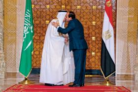 Egipski prezydent Abdel Fattah al-Sisi serdecznie wita króla Arabii Saudyjskiej Salmana. Obaj są teraz sojusznikami Izraela.