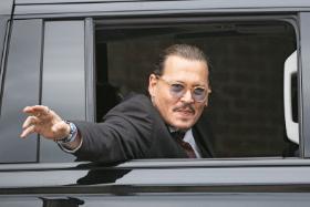 Johnny Depp w swoim Lincolnie Navigatorze.