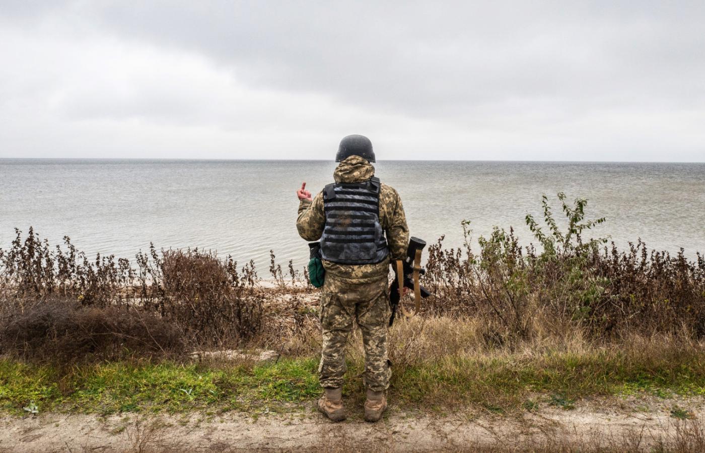 Ukraiński żołnierz nad brzegiem Dniepur w okolicy Chersonia, listopad 2022 r.