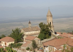 Miasteczko Signachi to perełka Kachetii i wizytówka nowej Gruzji. Ten winny region Gruzji bardziej przypomina Toskanię niż Kaukaz, a odnowione Signachi przyciąga turystów z całego świata.