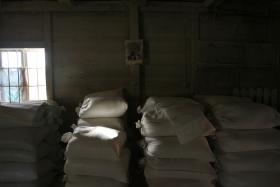 Młyn obecnie. W jego wnętrzu wciąż wisi portret Lenina.