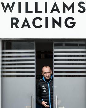 Im dalej w sezon, tym Kubicy jest mniej do śmiechu. W wypowiedziach udzielanych tuż po wyścigach, na gorąco, stara się gryźć w język.