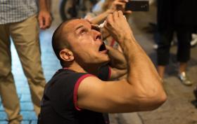 Fotograf zaatakowany gazem łzawiącym podczas przepychanki manifestantów z policją