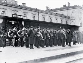 Orkiestra kolejowa na dworcu w Dziedzicach; fotografia przedwojenna