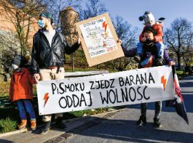 Większe szanse na przyjęcie za własne mają te wartości, które opiekunowie wpoili dziecku przed 10. rokiem życia. Kraków, 21 listopada 2021 r.