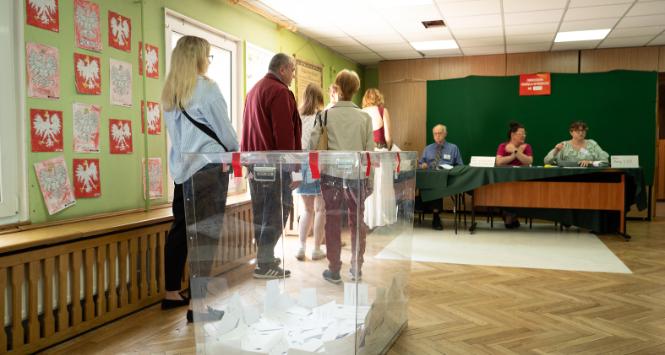 Wybory prezydenckie 2025. Głosowanie w komisji nr 129 w Warszawie