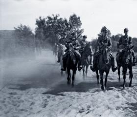 Patrol kawalerii Zgrupowania AK Kampinos. Drugi od lewej por. Adolf Pilch, „Dolina”.