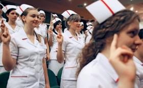 Przeciętne wynagrodzenie pielęgniarek, które dopiero zaczynają pracę w zawodzie, to 2,6 tys. zł brutto.
