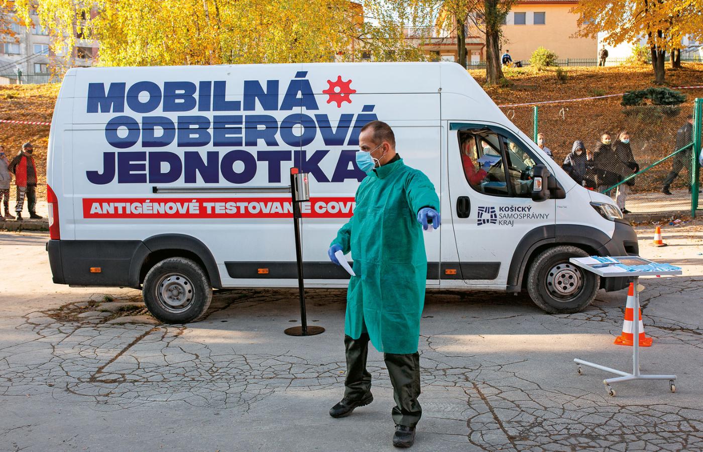Mobilny punkt testowania – rząd postanowił przebadać wszystkich Słowaków.