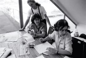 Agencja Solidarności przy pracy, 1981 r. Od lewej: Helena Łuczywo, Hanna Zaremska.